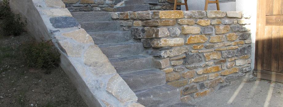 Mauer und Vorplatz in Naturstein