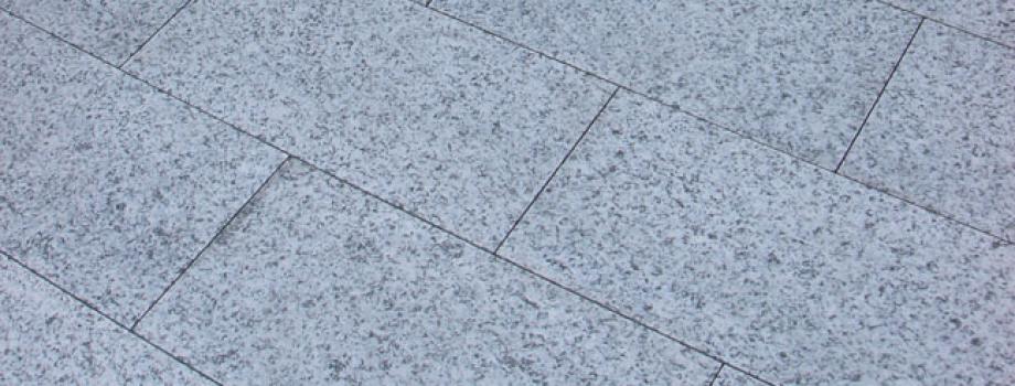 Terrasse und Treppe in Natursteinbelag