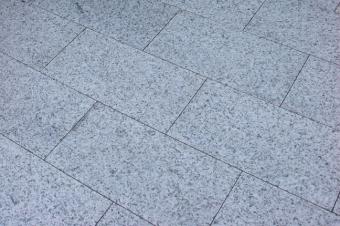 Terrasse und Treppe in Natursteinbelag