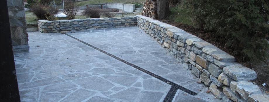 Mauer und Parkplatz in Naturstein