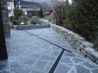 Mauer und Parkplatz in Naturstein