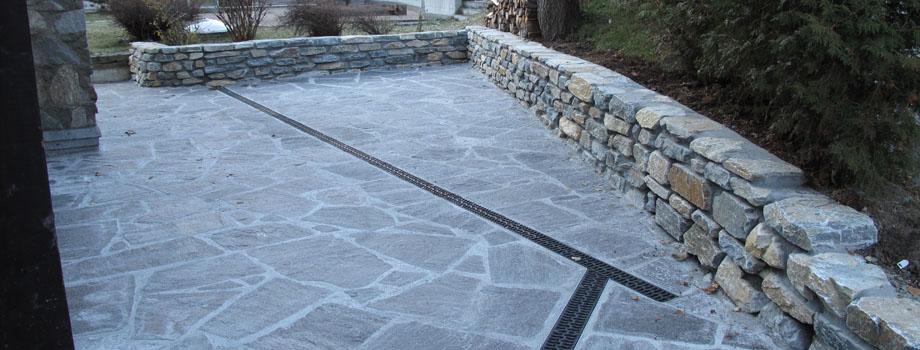 Mauer und Parkplatz in Naturstein