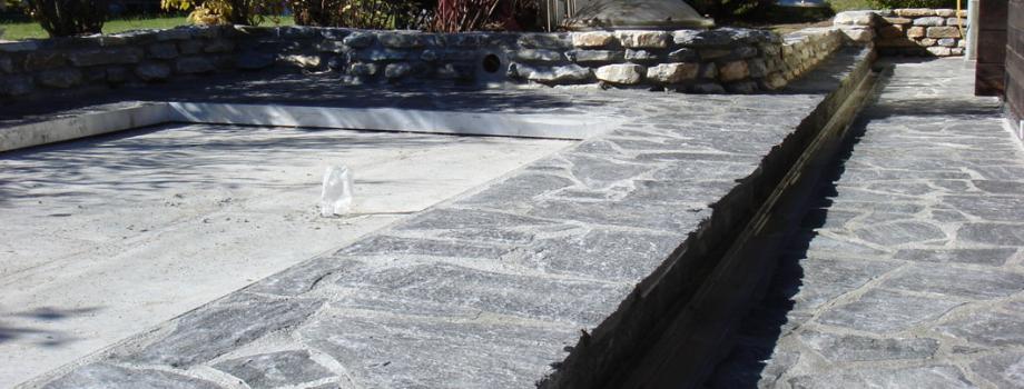 Mauer und Vorplatz in Naturstein