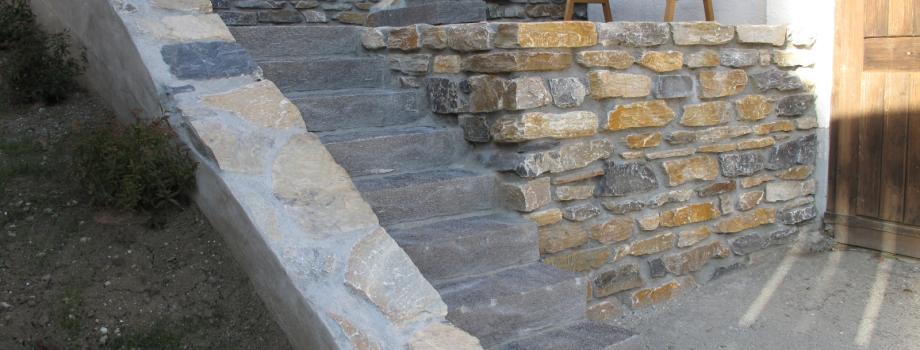 Mauer und Vorplatz in Naturstein