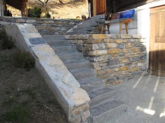 Mauer und Vorplatz in Naturstein