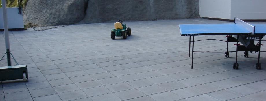 Flachdach mit Gehwegplatten