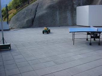 Flachdach mit Gehwegplatten