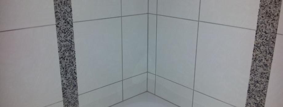 Plattenbeläge Dusche mit Steinteppichzierleiste
