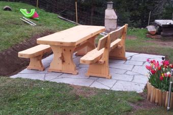 Natursteinbelag in Kies verlegt