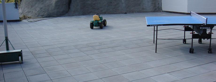 Flachdach mit Gehwegplatten